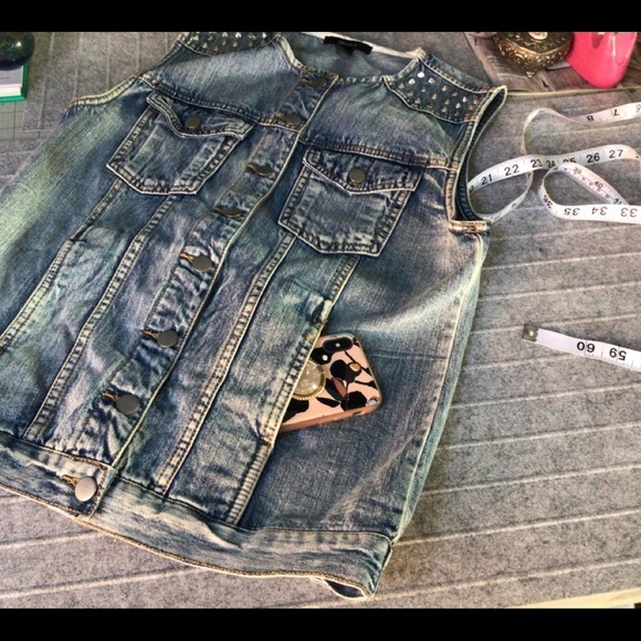 Forever 21 Denim Studded Sleeveless Women Washed Punk Vest Size Medium - Picture 3 of 8
